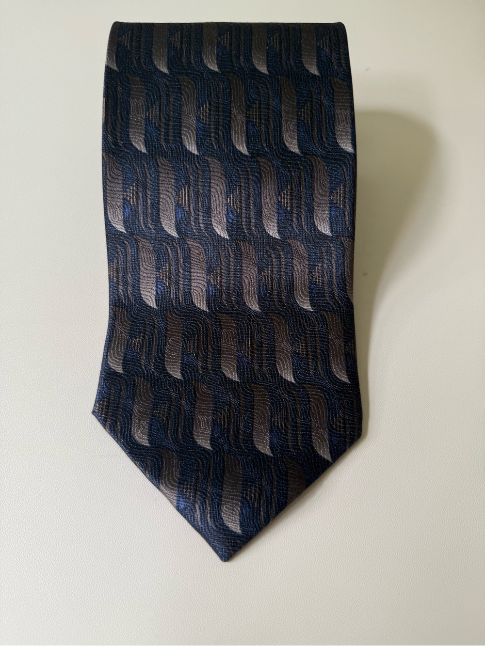 Men's Navy and Gray Wave-Pattern Silk Tie